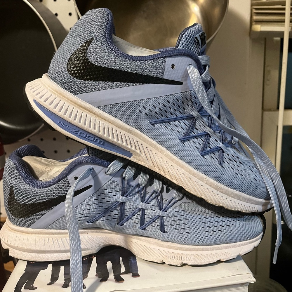 NIKE Zoom Winflo 3 Size 8 light blue